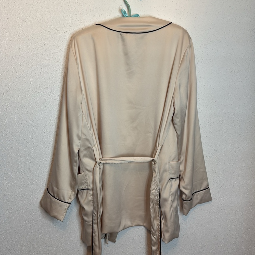 Victoria’s Secret Elegant Cream and Black Robe Size M - Picture 6 of 6